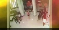 بالفيديو.. شاهد ماذا يحدث عندما يقع لص في يد النساء
