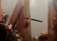 الحقيقة الكاملة لفيديو التدخل الأمني ضد شخص هدد رجال الشرطة بساطورين و"بُوطة" (فيديو)