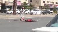 فظيع  ... حادثة قتل في الرياض بشارع عام (+18)