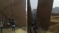 بطريقة لا تصدق... رجال يفلقون صخرة هائلة (فيديو)