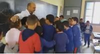 نتحداك ألا تبكي.. بكاء تلاميذ مدرسة مغربية بحرقة على فراق أستاذهم المتقاعد (فيديو مؤثر)