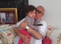 بنكيران يداعب حفيدته  قبل تعيينه من طرف الملك رئيسا للحكومة لولاية ثانية (صور)