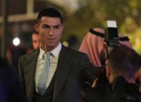 بالفيديو.. "رونالدو" يثير الجدل داخل مطعم بتصرف اعتبره السعوديون مُهينا