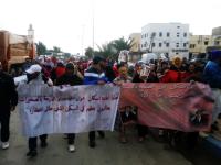 بالفيديو : الحق في السكن يدفع مواطنين للخروج في مسيرة احتجاجية  نحو القصر الملكي بالصخيرات