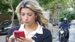 سرقة على الهواء... مراسلة برازيلية تتعرض لاعتداء مباشر وتستعيد هاتفها بشجاعة