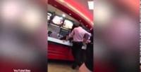 بالفيديو.. رجل عنصري يتلقى عقابه داخل مطعم أسترالى