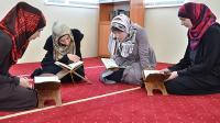 بالفيديو..مهندسة أوكرانية تشهر إسلامها بمسجد مغربي وسط تكبير المصلين وزغاريد المصليات