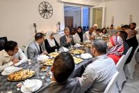 ملك بلجيكا يحل ضيفا على عائلة مغربية لتناول إفطار رمضان (صور)