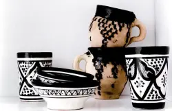 انتبهوا.. السلطات الفرنسية تحذر مواطنيها من استعمال كوب الطين الخام المغربي الشهير (وثيقة)