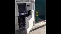 شاهد رد فعل شاب سعودي تفاجأ بماكينة صراف مفتوحة أمامه وممتلئة بالأموال