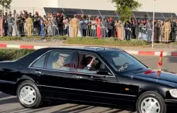 لحظة استقبال الملك من طرف حشود المواطنين خلال تدشين مصنع محركات الطائرات