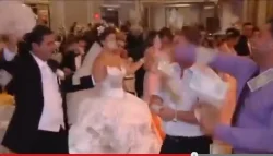 هذا هو العرس و إلا فلا… مدعوون يرمون الملايين على العروسة و العريس