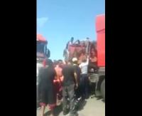 مواطنون يسرقون شاحنتين للمشروبات الغازية بعد حادث سير