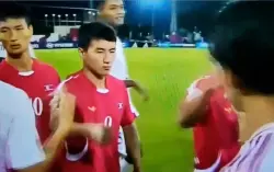 واقعة تثير الجدل في مونديال الناشئين.. لاعبو كوريا الشمالية يوجّهون لكمات لليابانيين قبل المباراة