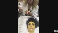 فنانة مغربية تضع الذهب الخالص على وجهها من أجل الجمال
