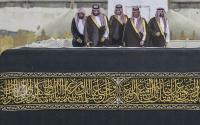 ماذا يفعل محمد بن سلمان فوق الكعبة؟ (فيديو)