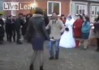 شاب يخطف فتاة في حفل زفاف ويهرب بها