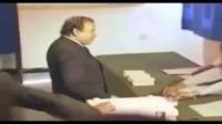 فضيحة الرئيس الجزائري بوتفليقة لا يعرف كيف يصوت و يرمى صوته في سلة المهملات