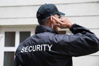 خلاف حول دخول سيارة إلى المستشفى ينتهي باعتقال "سكيريتي"!