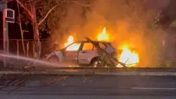 بالفيديو...إنقاذ رجل من الموت حرقا داخل سيارة