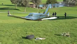 هبوط اضطراري لطائرة خفيفة يثير الذعر في ملعب غولف مزدحم