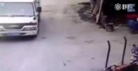 بالفيديو.. رد فعل سريع لطفل صغير ينقذه من الدهس أسفل سيارة