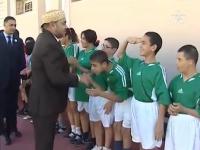 بعفوية كبيرة، أطفال يؤدون التحية العسكرية للملك (فيديو)