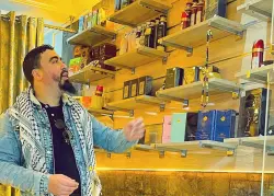 بالصور.. الفنان المعتزل "هاشم بسطاوي" يفتتح مشروعا لبيع العطور