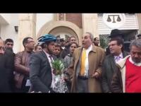 القاضي المعزول الهيني يغادر المحكمة على متن دراجة