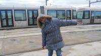 طفلة مغربية تُحقق حلمها وتقود "الترامواي" (فيديو)