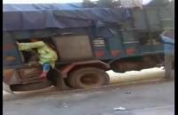 فيديو صادم لمواطنين يركبون حافلات مخصصة لنقل الغنم والبقر والدواب