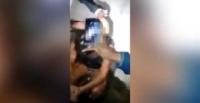 بالفيديو.. رجل يعاقب صديقته الخائنة بحلق رأسها