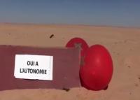 بالفيديو: حركة "كفاية" تتحدى البوليساريو و تنشر العلم المغربي و صور الملك بالمخيمات