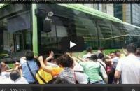 بالفيديو: 100 شخص يرفعون حافلة لإنقاذ سبعينية علقت أسفلها