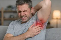 ألم الإبط قد يبدأ بسبب بسيط لكنه يستدعي الانتباه عند اقترانه بهذه العلامات