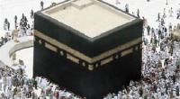 جهلٌ مُركَّب..مُعتمرون يأكُلون قِطع من كسوة الكعبة لِجلب البركة والحظ