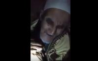 فيديو صادم..معاناة شيخ "مقطوع من شجرة" مريض بدون ماء ولا كهرباء في عز البرد القارس