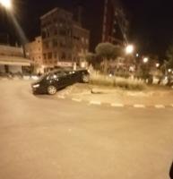 مرة أخرى...سيارة تتعرض لحادثة غريبة وتقفز فوق مدارة وسط الطريق ونقل السائق في حالة حرجة للمستعجلات (صور)
