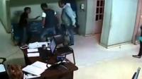 لحظة سرقة شاب هاتف من داخل إدارة