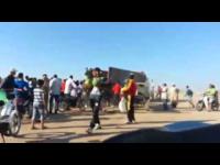 أسفي:  مواطنون ينهبون "دلاح" من شاحنة تركها صاحبها لفترة