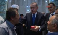 شاهد ماذا فعل رجب طيب أردوغان برجل يحمل علبة سجائر في جيبه