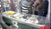 خليجي يسرق رزمة من النقود في محل لبيع لوازم الهواتف