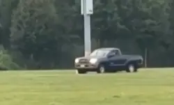 شاحنة تقتحم ملعبا للأطفال وتصطدم بعمود إنارة