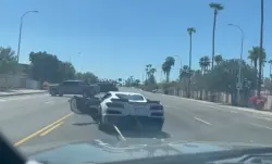 لحظة قبض الشرطة  على سيارة فاخرة هاربة  بسرعة 228 كم/س