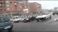 شرطي مرور يزاول عمله بالرغم من الأمطار الغزيرة