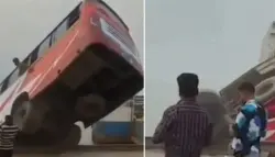 مأساة في بنغلاديش.. حافلة تغرق في نهر أثناء صعودها إلى عبارة وتخلف 24 قتيلاً