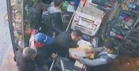 لحظة سرقة هاتف محمول من رجل بطريقة ماكرة (فيديو)