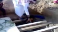فيديو يثير جدل لرجل سعودي يضع طفله داخل بئر عميق