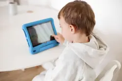 مشاهدة التلفزيون والهواتف الذكية تقلل مهارات اللغة لدى الأطفال