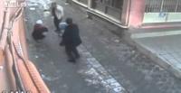 بالفيديو : شاهد ماذا فعل رجل بزوجته في الشارع